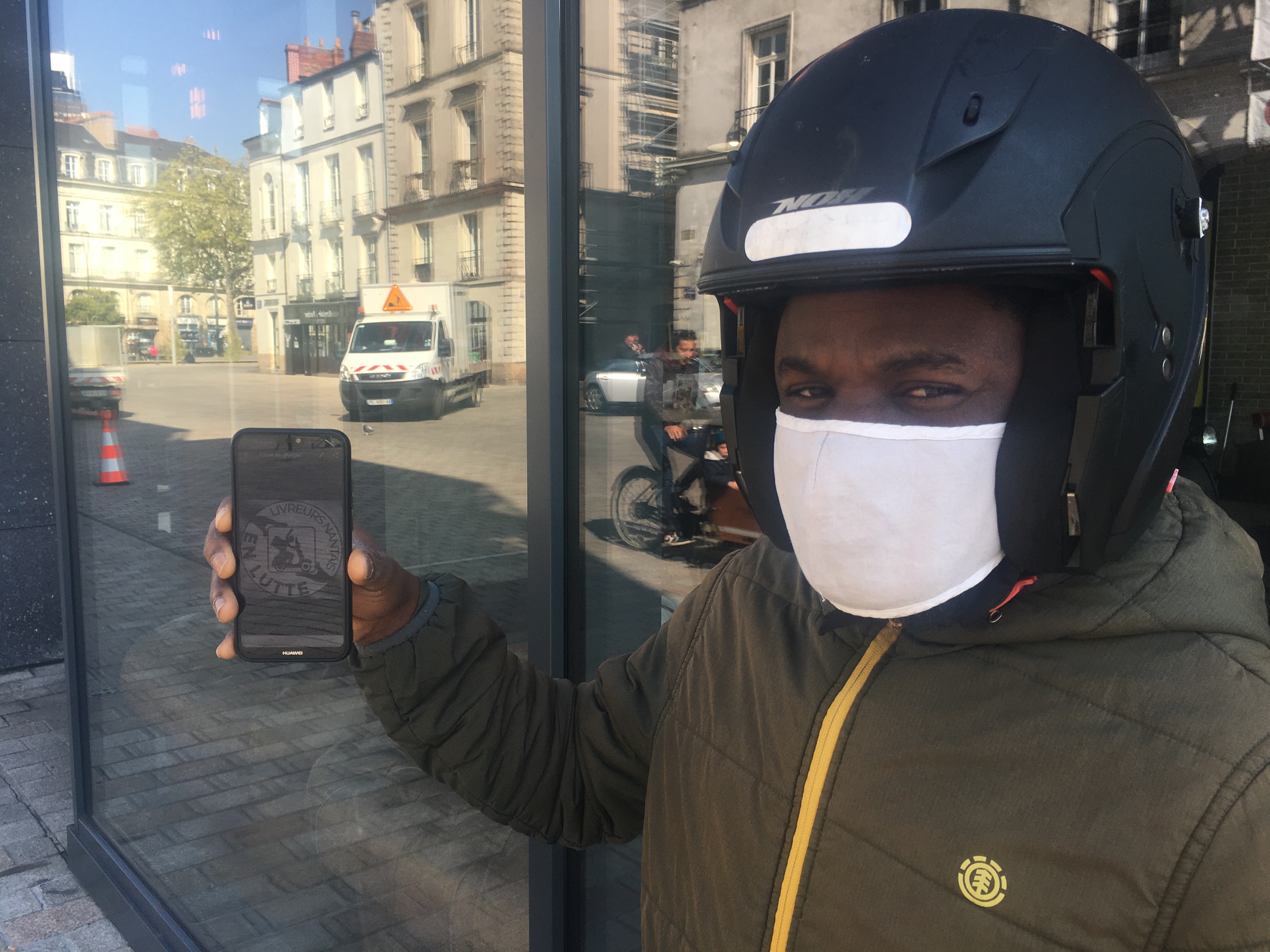Livreurs à scooter en lutte Nantes.jpeg (2.18 MB)